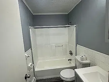 Building Photo - 34 Royal Oak Dr #3