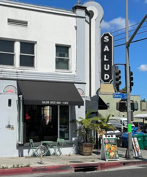 Steps from your Charming 2 BDR/1 BA Duplex Apartment to Delicious Retro Row Restaurants.