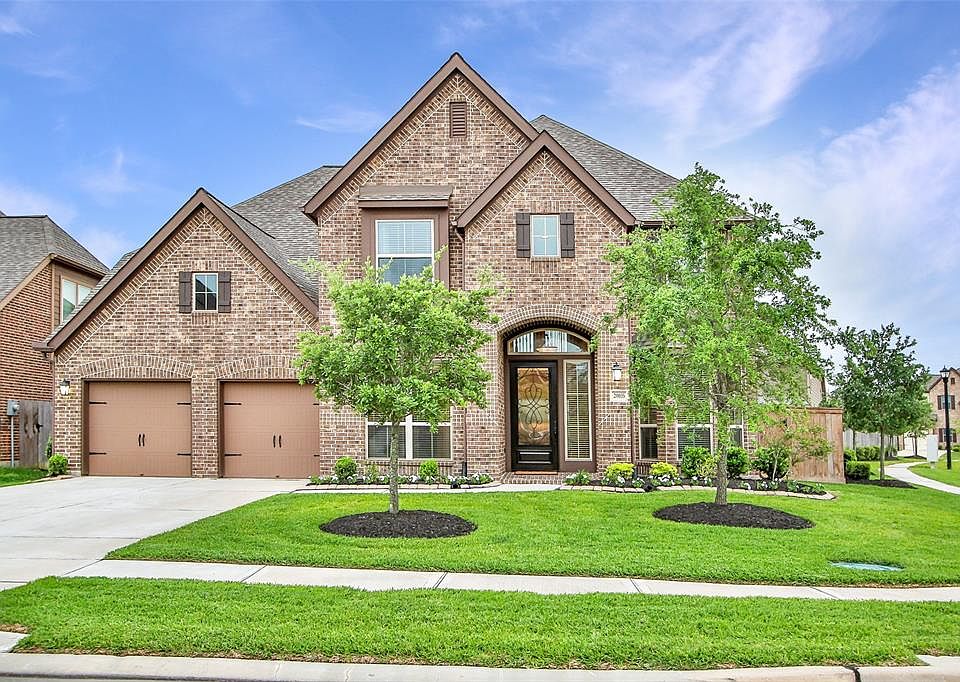 Handsome brick Perry Home home has amazing curb appeal & great location!