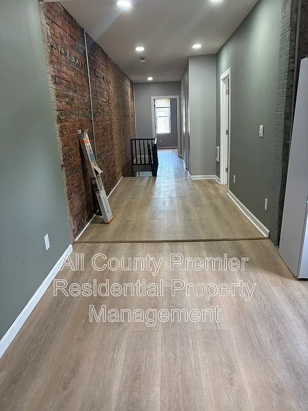 3 bed, 1.0 bath, 1000 sqft, $1,800 — Photo 4