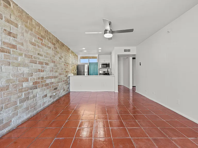 Four Oaks Apartments — Photo 35