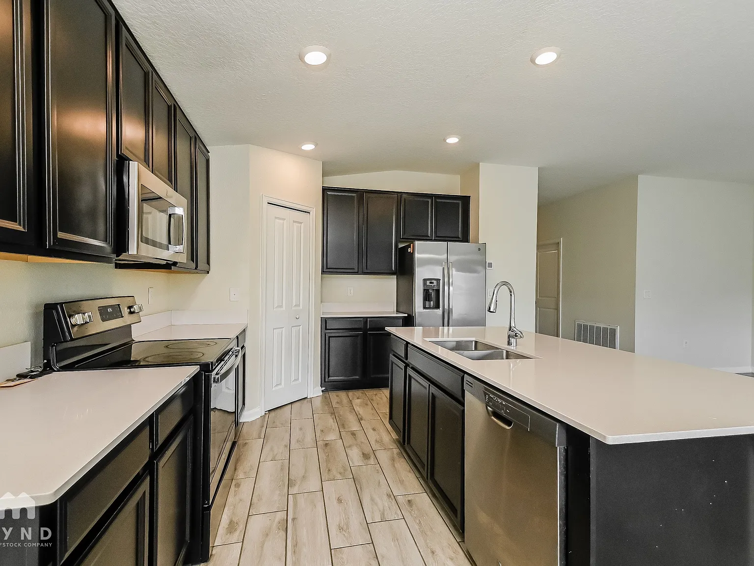 4 bed, 2.0 bath, 1936 sqft, $1,959 — Photo 3