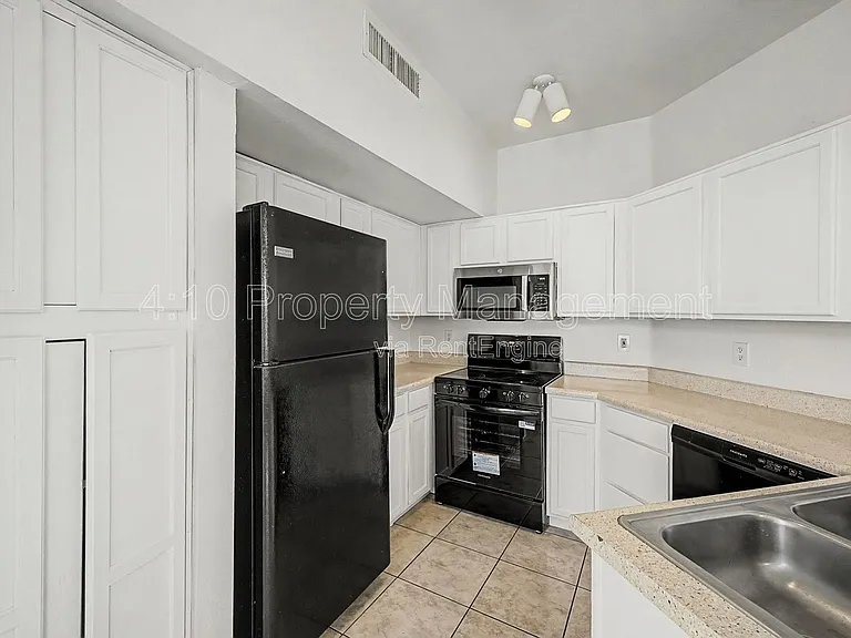 280 S Elizabeth Way #37 — Photo 8