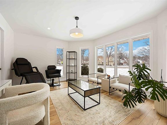 4th image of 991 Lakeshore Rd