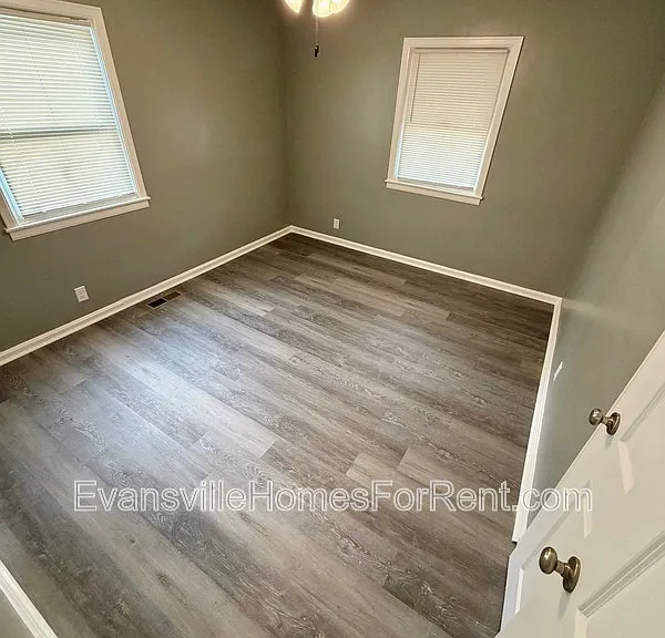 120 Leslie Ave — Photo 8