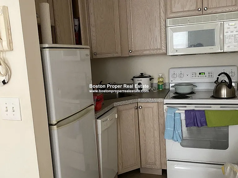255 Newbury St #3R — Photo 2
