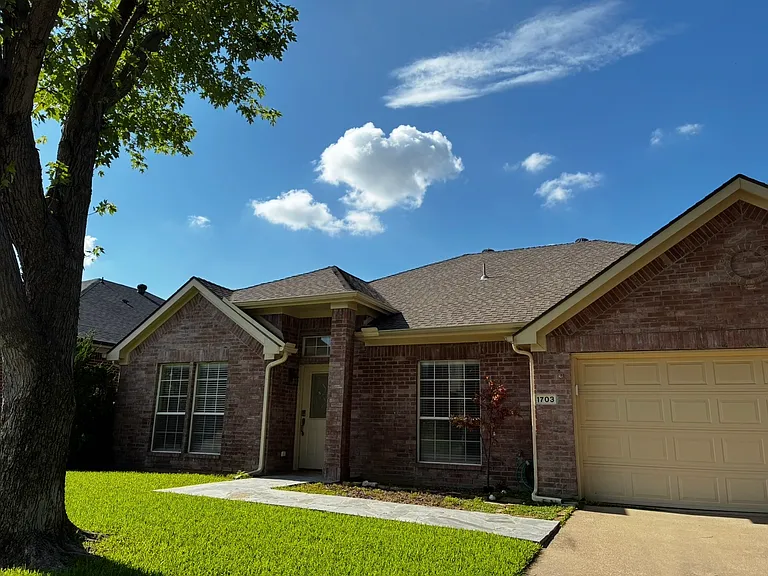 1703 Nightingale Ln — Photo 2