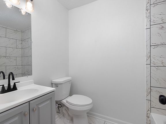 2nd image of 5340 Lakeview Cv