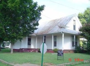 300 Elm St, Clifton, TN 38425