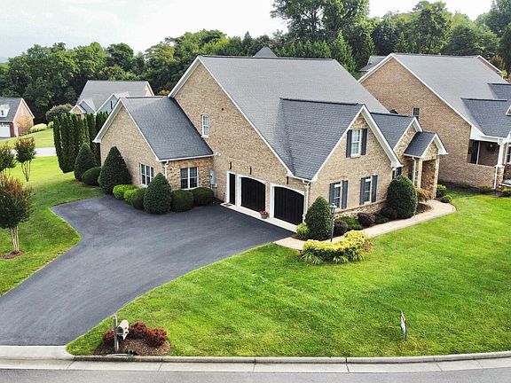 3rd image of 215 Stonecreek Way