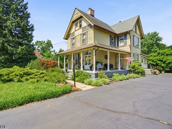 2nd image of 327 Willow Grove St
