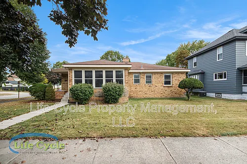 1055 Lake Michigan Dr NW Photo 1 1055 Lake Michigan Dr NW Photo 1