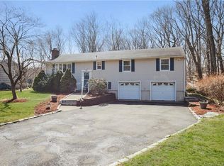 19 Lakewood Dr, Norwalk, CT 06851