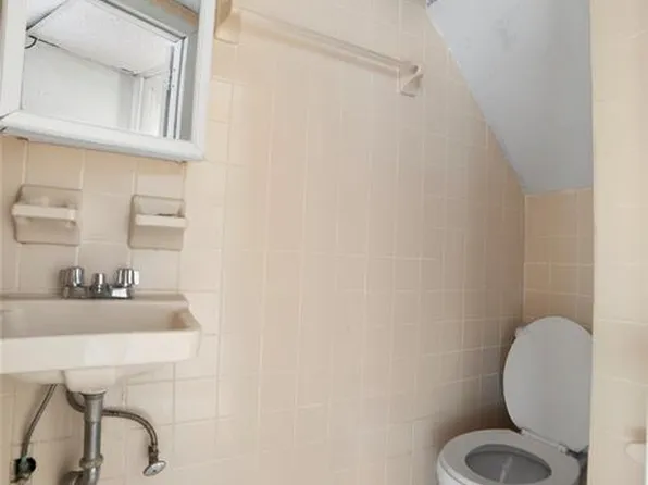 150-62 Booth Meml Avenue image 4 of 14