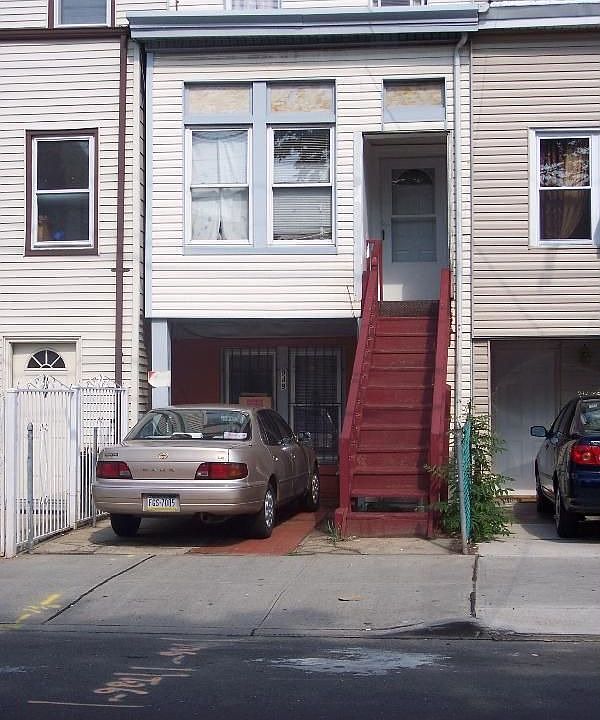 2nd image of 949 Summit Ave