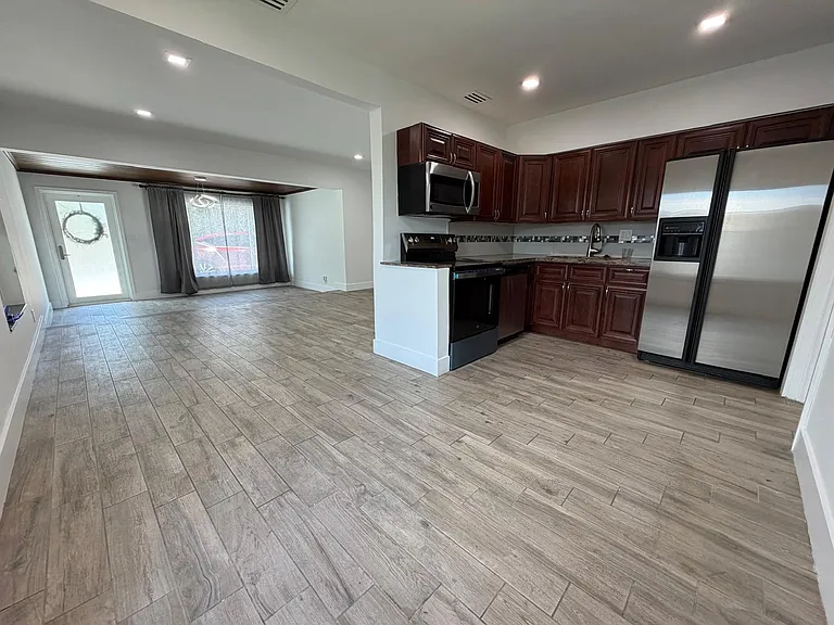 1531 NE 15th Ave — Photo 3