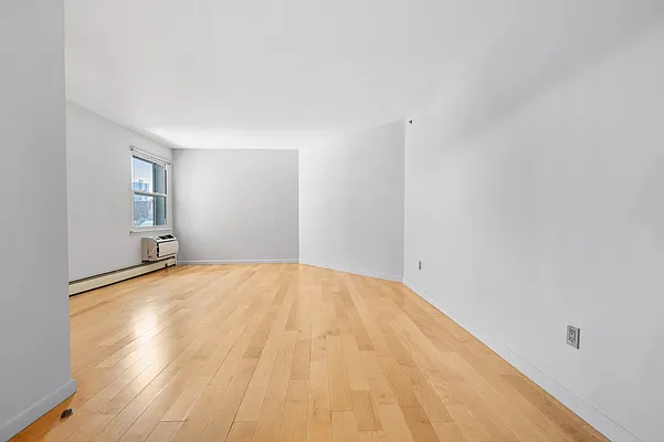 Sold by Poljan Properties Inc. | media 26