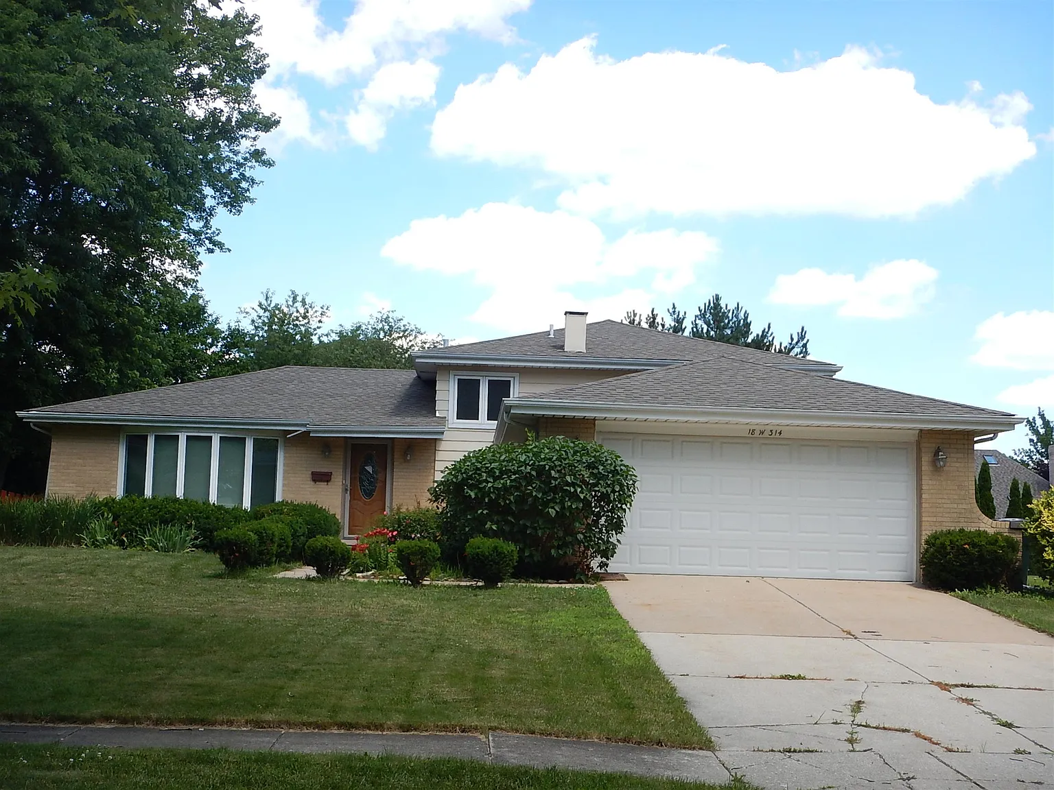 18W314 Holly Ave photo 1