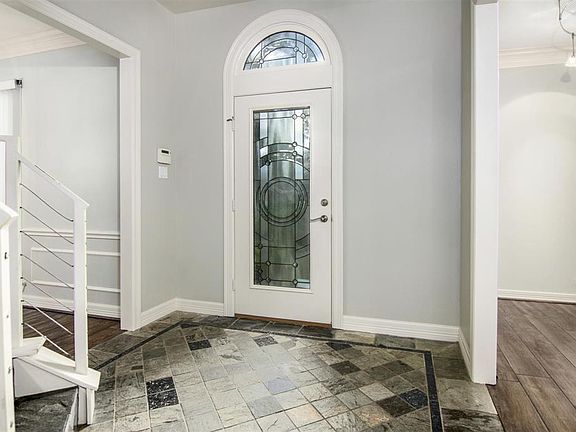 4th image of 2118 Country Club Dr