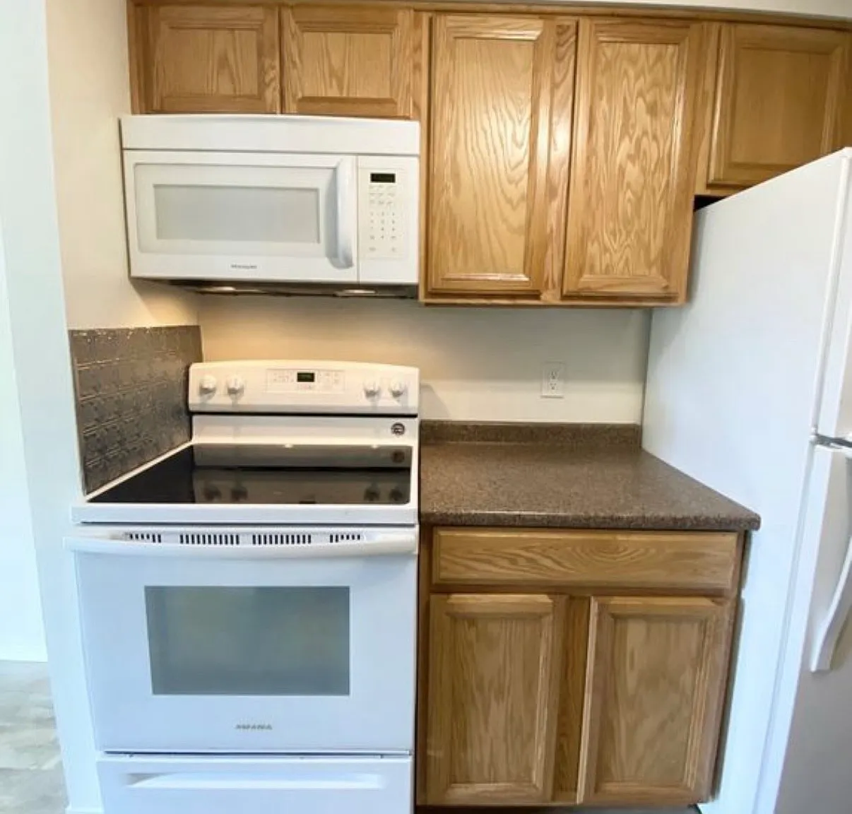 3 bed, 1.5 bath, 1080 sqft, $2,500 — Photo 3