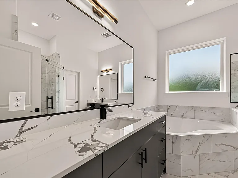 2711 Dennis St — Photo 30