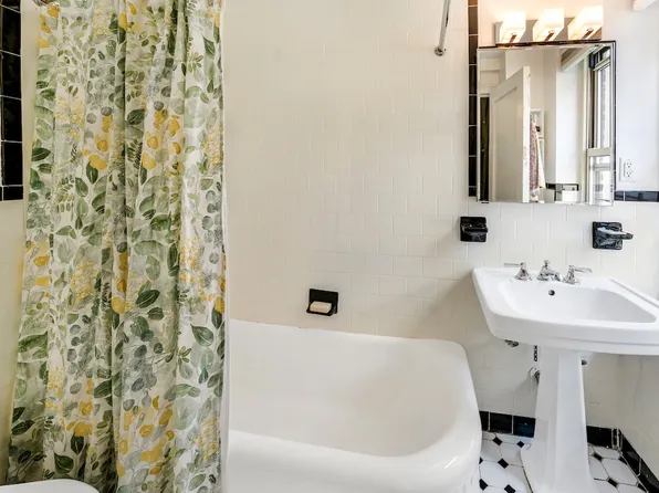 424 East 52nd Street image 8 of 9