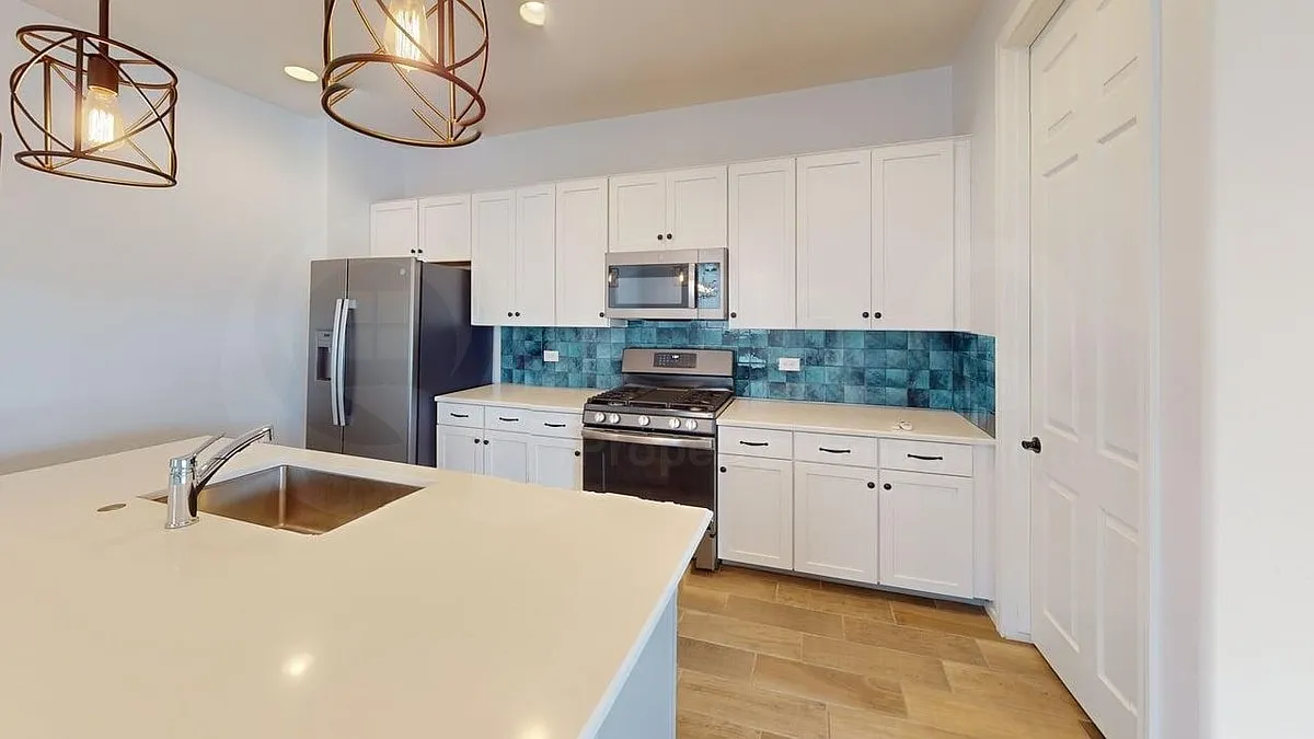 4 bed, 3.0 bath, 1878 sqft, $2,199 — Photo 4
