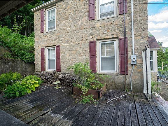 5th image of 118 Diamond St