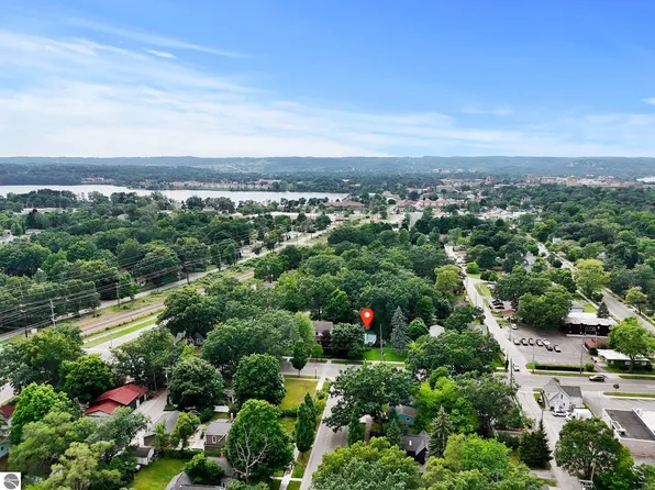 520 Rose St, Traverse City, MI 49686
