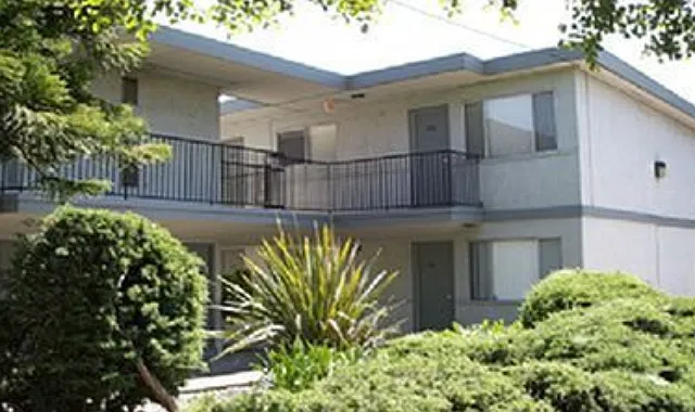 Sandpiper Apartments — Photo 1