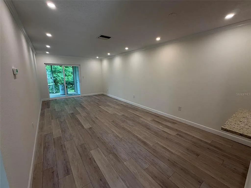 2 bed, 1.0 bath, 865 sqft, $1,700 — Photo 4