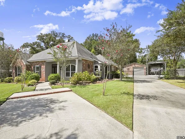 30105 Oak Shadow Dr, Walker, LA 70785