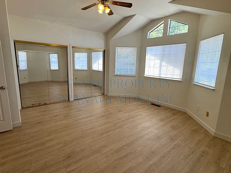 6059 Gentry Ave — Photo 13