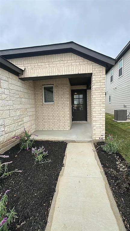 4 bed, 2.0 bath, 1637 sqft, $1,800 — Photo 2