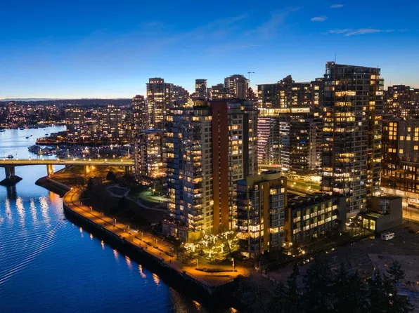 8 Smithe Mews #903, Vancouver, BC V6B 0A5