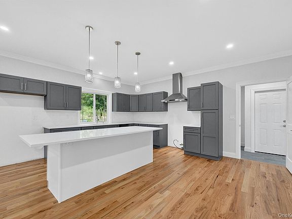 4th image of 686 Depot Hill Road