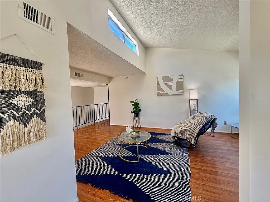 2 bed, 1005 sqft, $2,800 — Photo 3