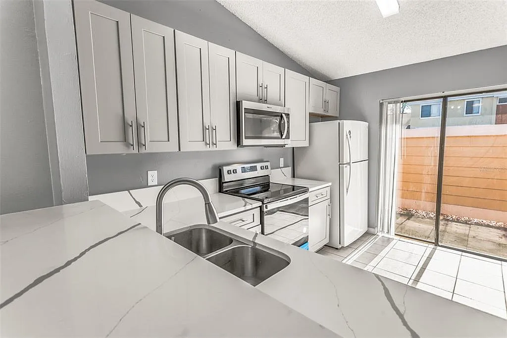 3 bed, 2.0 bath, 1070 sqft, $1,899 — Photo 4