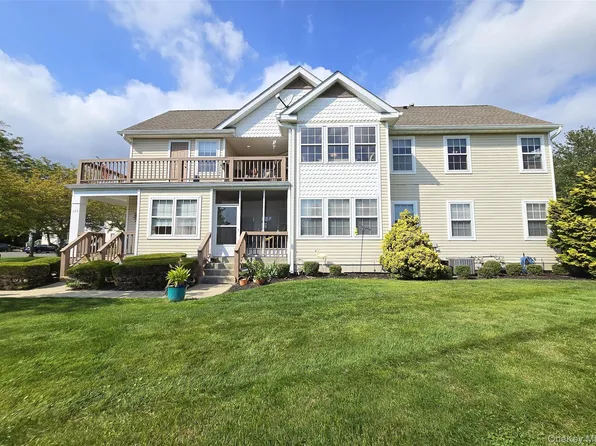 105 Commodore Circle, Port Jefferson Station, NY 11776