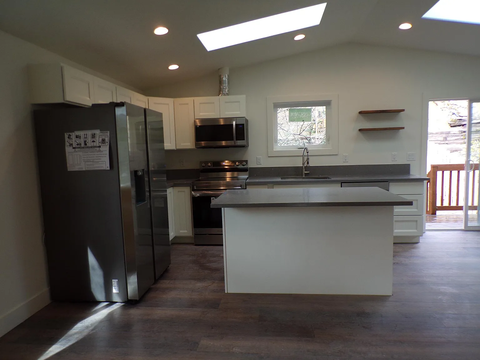 1 bed, 872 sqft, $2,100 — Photo 2