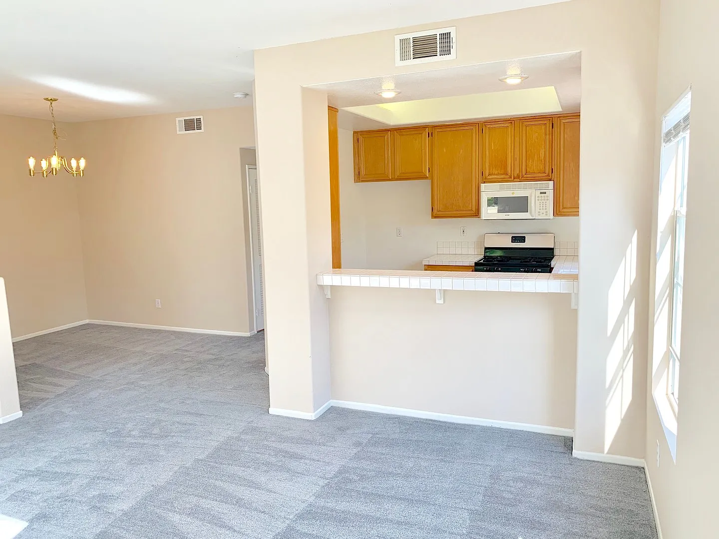 3 Bedroom 2 Bathroom Condo for Rent in Anaheim Hills! — Photo 4