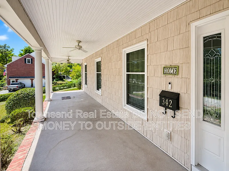 3 bed, 2.5 bath, 2264 sqft, $2,600 — Photo 2