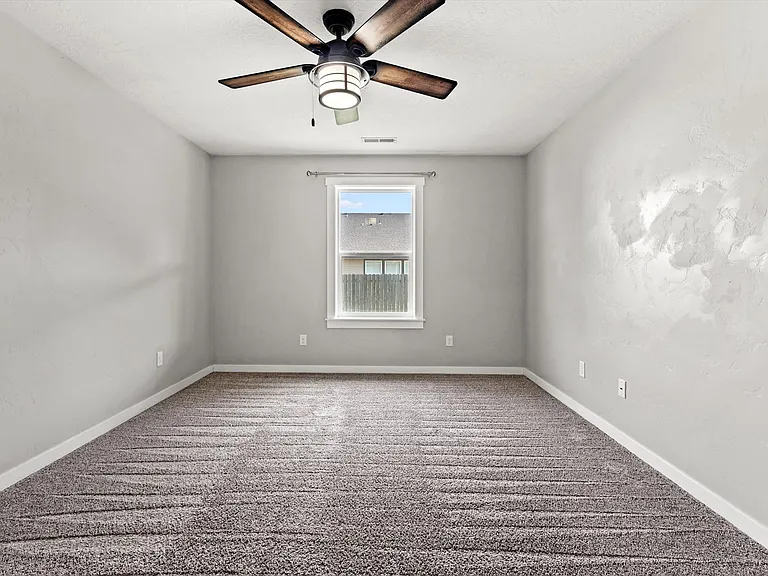 735 SW Huebert St — Photo 12