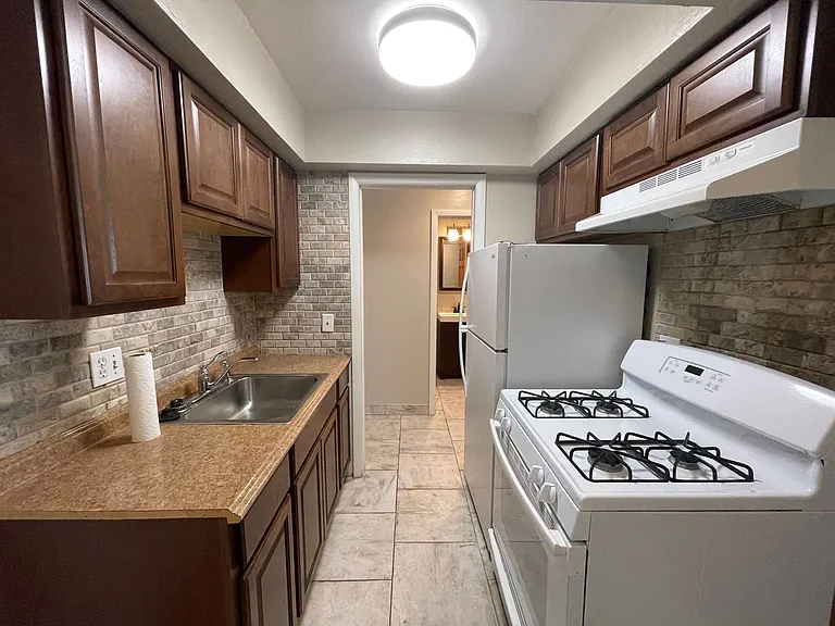 2425 N Oakland Ave — Photo 7