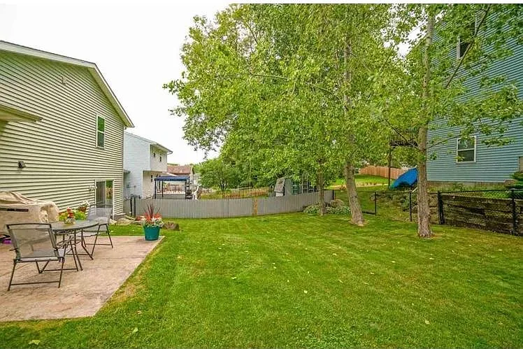 Backyard with fence - 2902 Wayland Dr