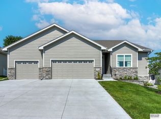 714 Castle Pine Dr, Papillion, NE 68133