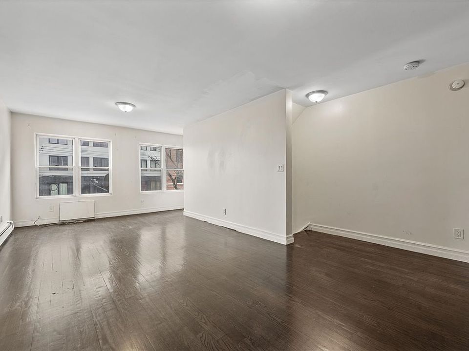 MASSIVE LIVING ROOM (UN-STAGED)