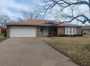 1605 Hillcrest Dr, Graham, TX 76450