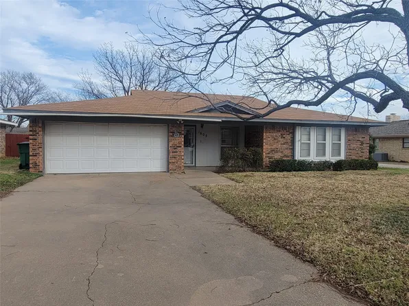 1605 Hillcrest Dr, Graham, TX 76450