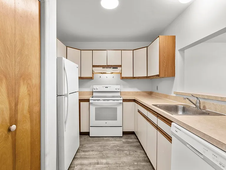 31 Railroad St #5 — Photo 2